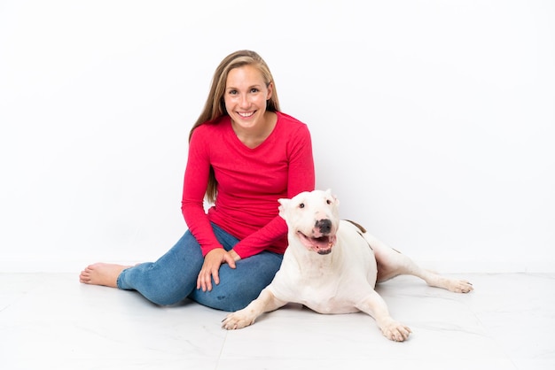 Cachorro bull terrier jovem sobre fundo isolado