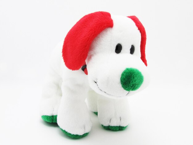 Cachorro de brinquedo macio infantil em um fundo branco isolado