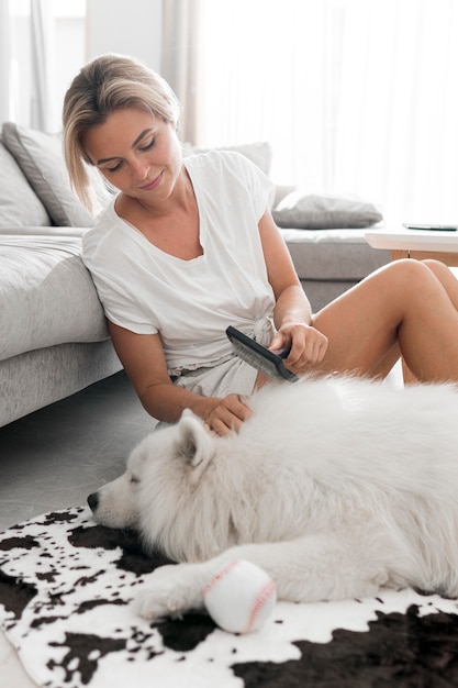 Cachorro e mulher lindos e amáveis