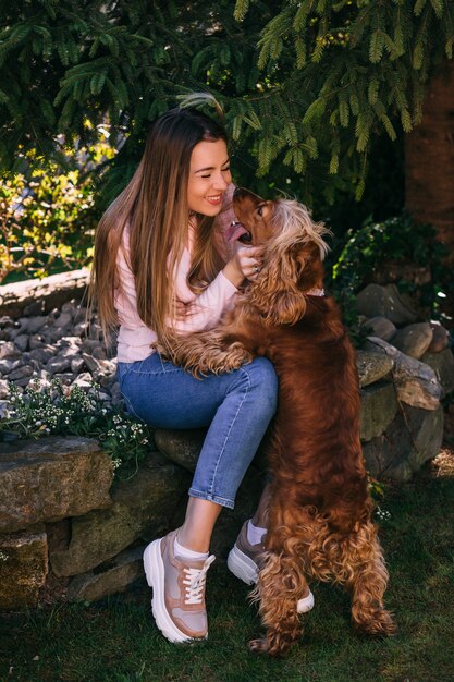 Cachorro fofo beijando uma jovem - conceito de verdadeiro amigo