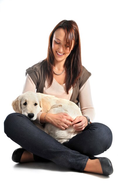 Cachorro golden retriever y mujer