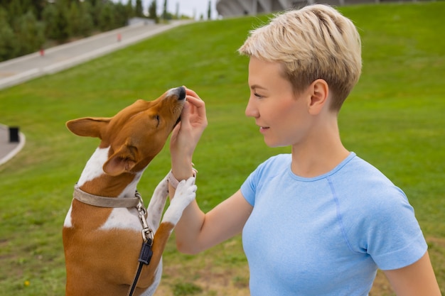 Cachorro inteligente treinado pegando comida de humano