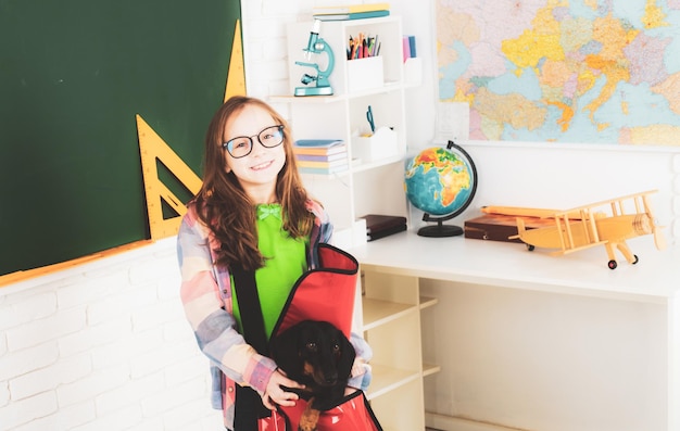 Cachorro y niño divertido de la escuela de niños pequeños estudiante