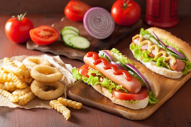 Cachorro-quente com ketchup mostarda legumes e batatas fritas