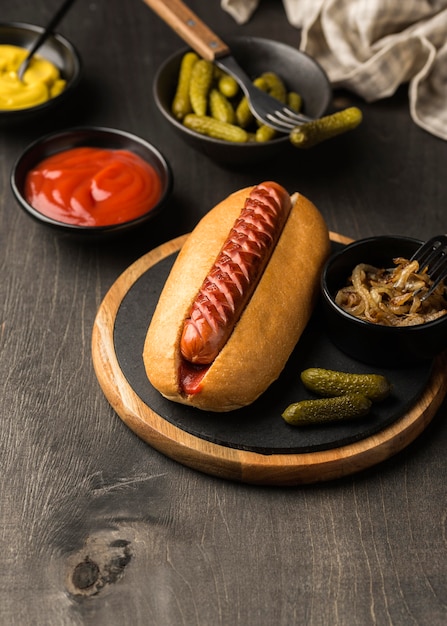 Foto cachorro-quente com molho de ângulo alto