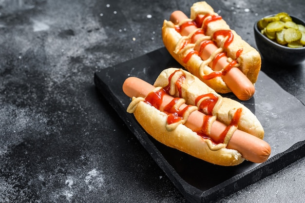 Foto cachorro-quente com mostarda amarela e ketchup vermelho