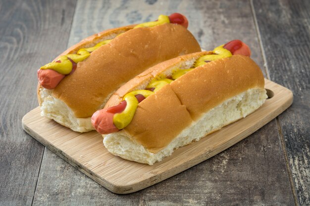 Foto cachorro-quente com mostarda e ketchup