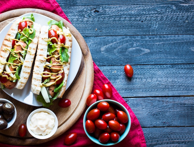 Cachorro-quente com picles, tomate e azeitona