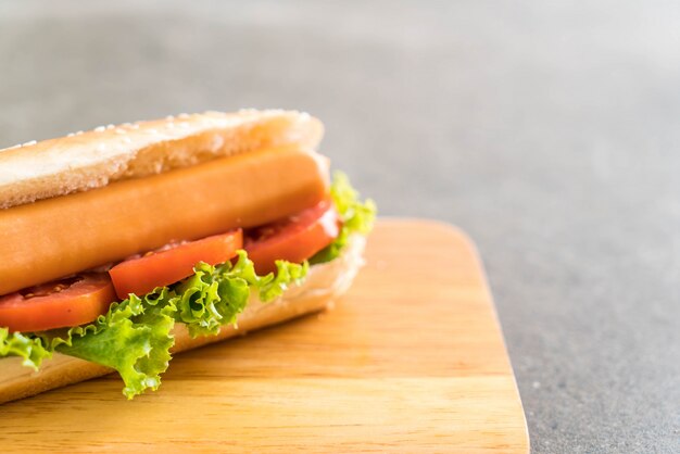 Foto cachorro-quente com salsicha e tomate