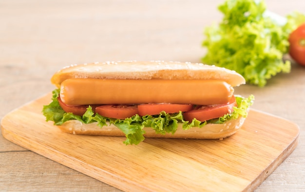 Cachorro-quente com salsicha e tomate