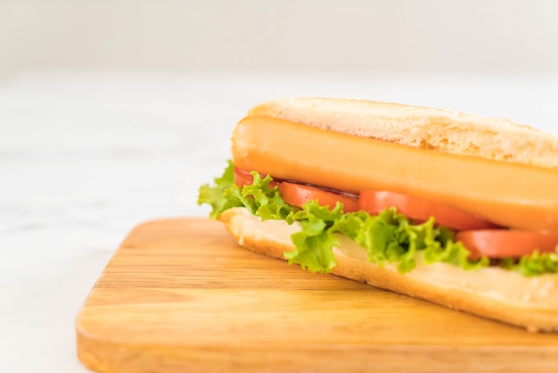 Foto cachorro-quente com salsicha e tomate