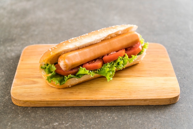 Cachorro-quente com salsicha e tomate