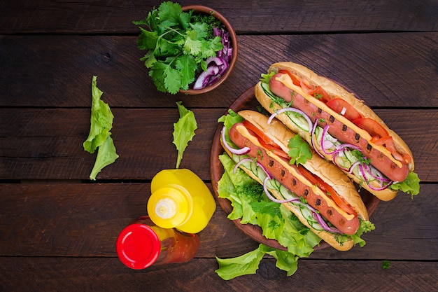 Cachorro-quente com salsicha, pepino, tomate e alface