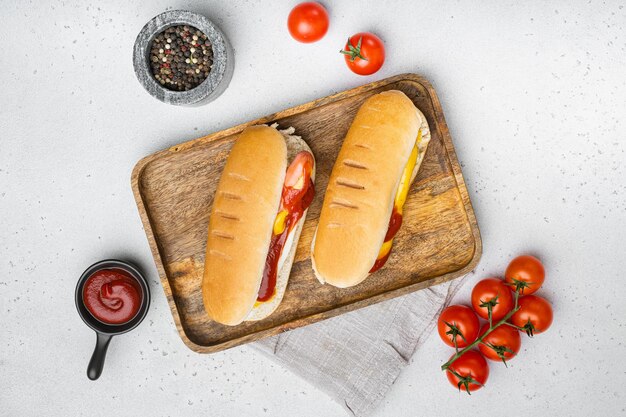 Cachorro-quente grelhado de churrasco com ketchup na mesa de pedra branca vista superior plana