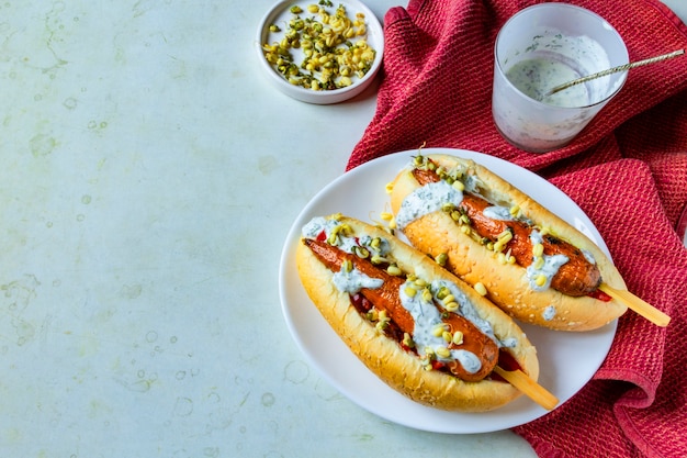 Cachorro-quente vegan de cenoura. placa branca com comida vegetariana de rua. conceito de refeição sem carne baseado em planta saudável.