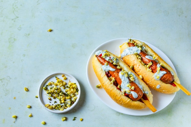 Cachorro-quente vegano de cenoura com grãos germinados e molho de creme