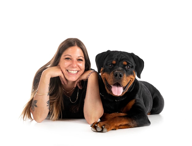 Cachorro rottweiler y mujer