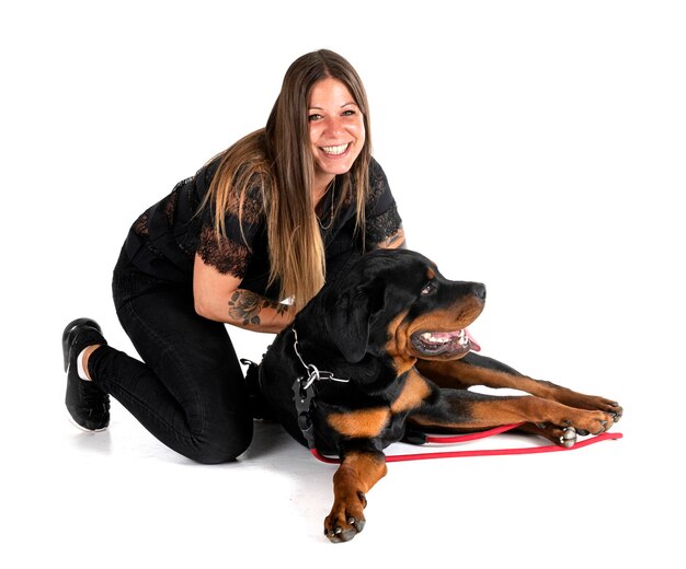 Cachorro rottweiler y mujer