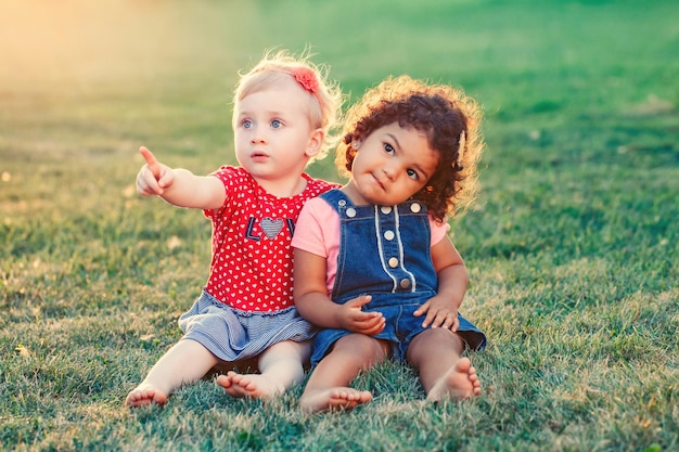 Foto cachorros e latinas meninas hispânicas crianças sentadas juntas compartilhando maçã dois bebês comendo frutas