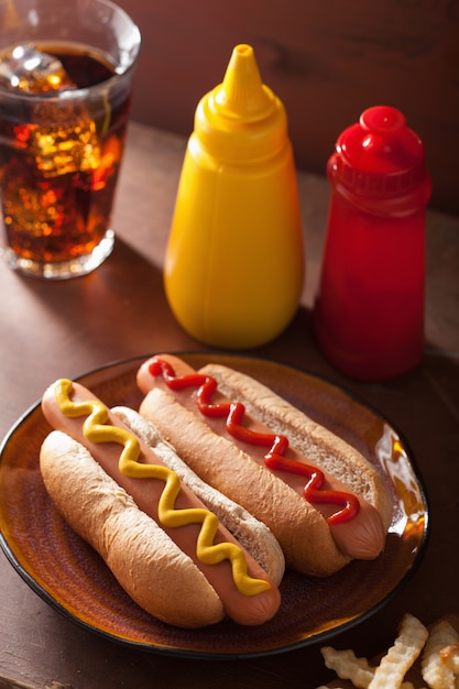 Cachorros-quentes grelhados com ketchup de mostarda e batatas fritas