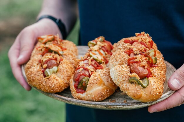 Cachorros-quentes grelhados com ketchup de mostarda e sabor em uma mesa de piquenique