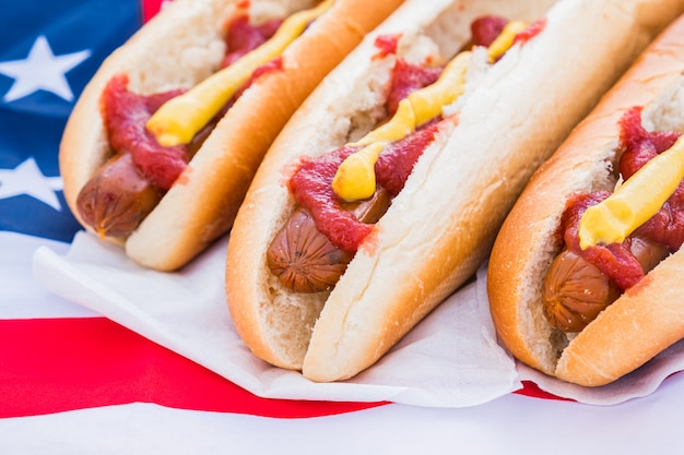 Foto cachorros-quentes servidos e prontos para comer