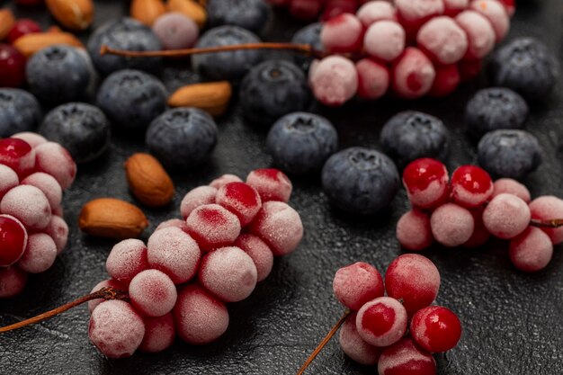 Cachos congelados de frutas vermelhas e nozes