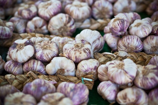 Cachos de alho em feira livre