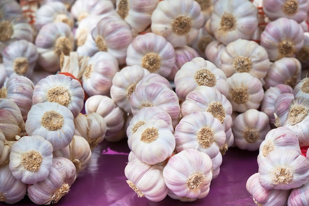 Cachos de alho em um mercado