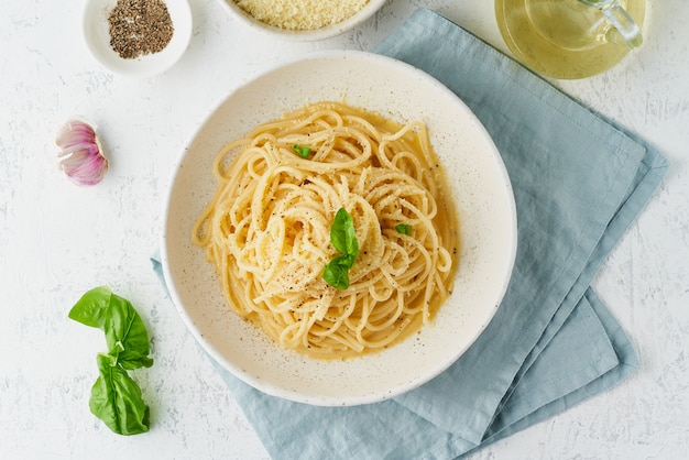 Cacio e Pepe Pasta. Spaghetti mit Parmesan und Pfeffer.