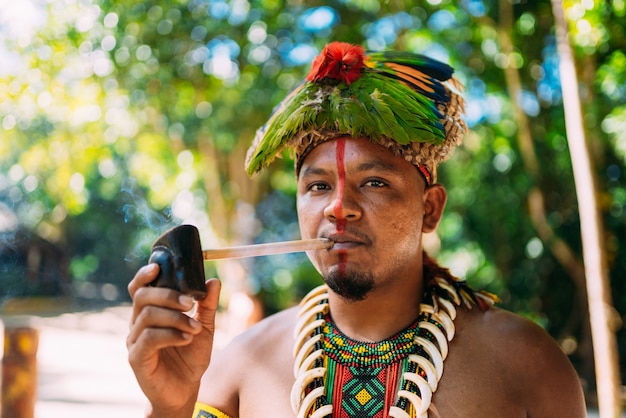 Cacique índio da tribo pataxó fumando cachimbo