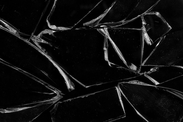 Cacos de vidro quebrado em um fundo preto