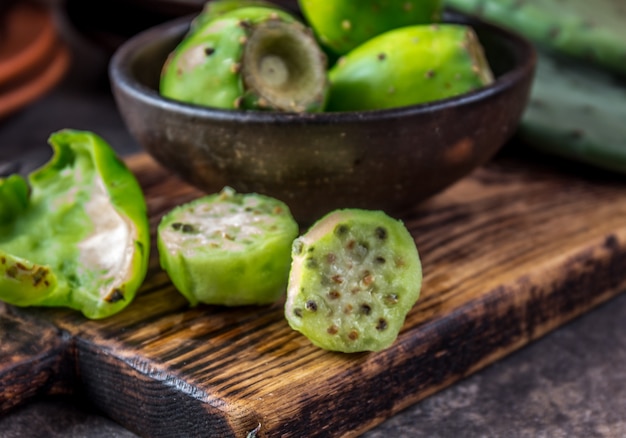 Cacto de atum em uma placa de madeira