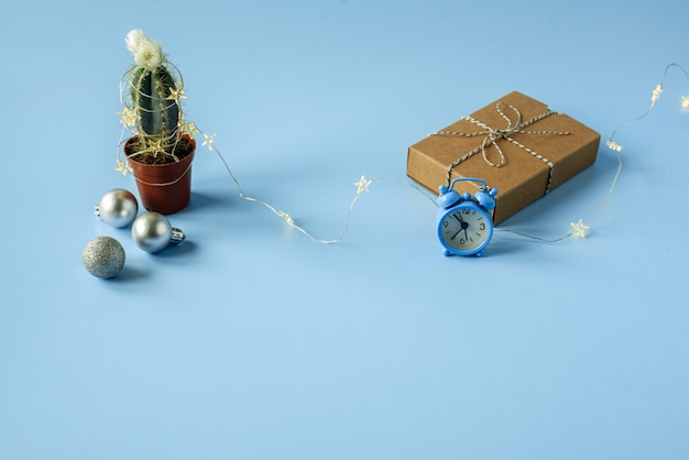 Cacto decorado com caixa de presente com luzes de natal