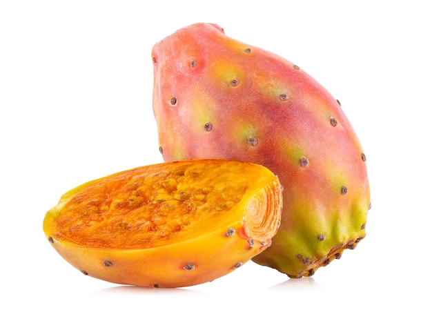 Cacto fresco (espinhosa, opuntia) isolado no fundo branco com traçado de recorte