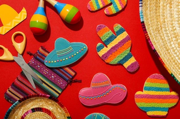 Foto cacto maracas mexicano e sombrero na cor de fundo