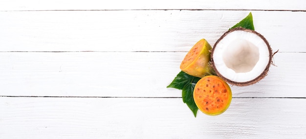 Cactus é uma fruta e coco Frutas tropicais frescas Em um fundo de madeira Vista superior Copiar espaço