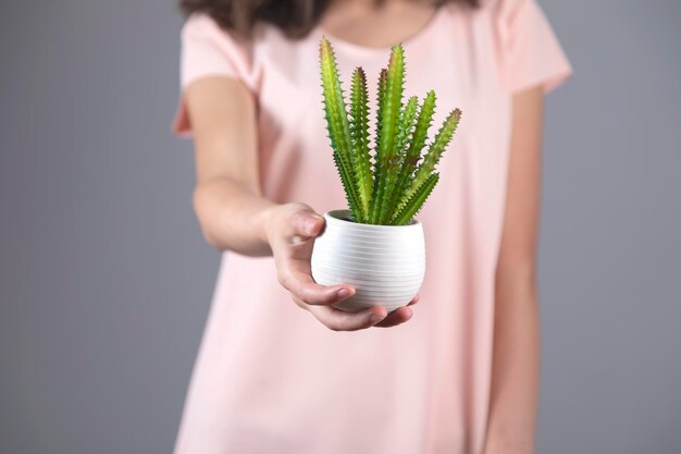 Cactus de mano de mujer