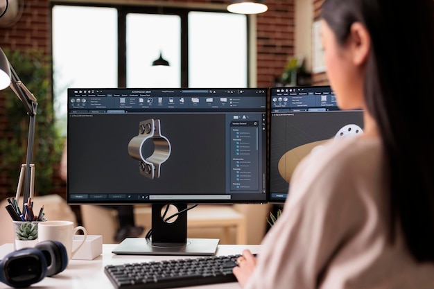 Cad-Ingenieur, der Maschinenprodukte auf dem PC herstellt und mit der industriellen Maschinenproduktion an kreativer Engineering-Software arbeitet. Motorgetriebe und Turbine am Computer entwickeln.