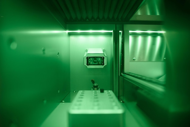 Cad-nockenfräsmaschine in der zahntechnischen laborproduktion von hochästhetischen zahnkronen und zahnersatz