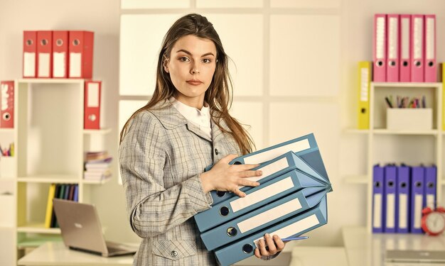 Cada detalhe deve ser perfeito trabalhador de escritório ocupado estilo de moda formal mulher elegante trabalho no local de trabalho menina siga o código de vestimenta empresária com laptop mulher elegante com pasta de documentos