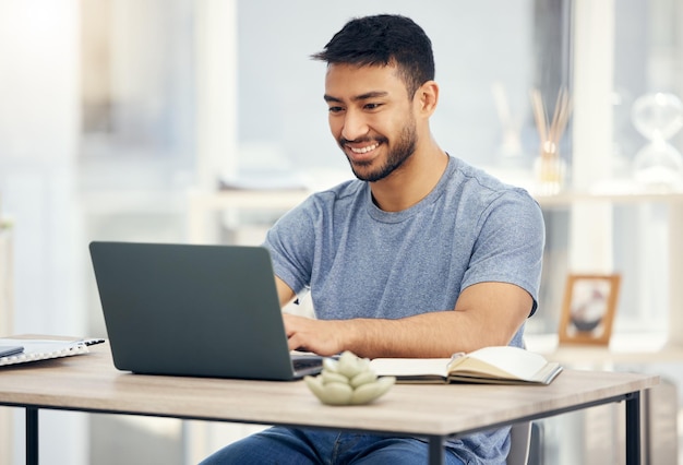 Cada día es una oportunidad para ser genial Foto de un joven hombre de negocios usando una computadora portátil en una oficina en el trabajo