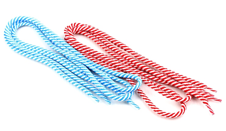 Foto cadarços coloridos isolados no branco