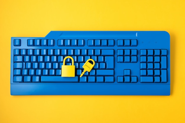 Cadeado amarelo e teclado chave e azul