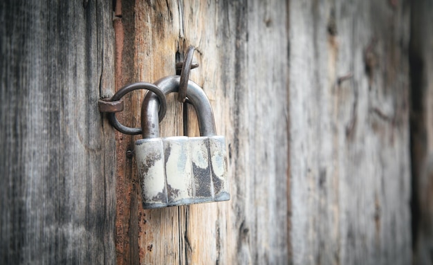 Foto cadeado de metal na porta de madeira