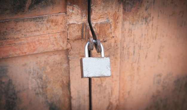 Cadeado de metal na porta de metal