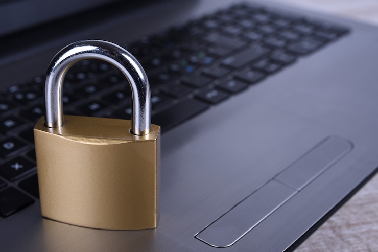 Foto cadeado no teclado do computador. conceito de segurança de informações de privacidade de dados na internet.
