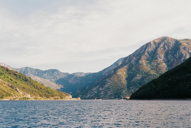 Cadeia de montanhas ao sol sobre a baía de kotor montenegro