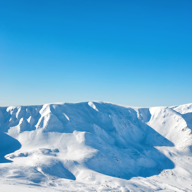 Cadeia de montanhas brancas com picos de neve