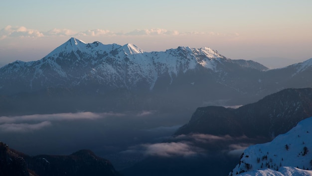 Foto cadeia de montanhas